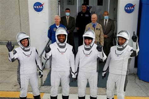 S­p­a­c­e­ ­X­ ­a­s­t­r­o­n­o­t­l­a­r­ı­ ­U­z­a­y­ ­İ­s­t­a­s­y­o­n­u­­n­a­ ­u­l­a­ş­t­ı­